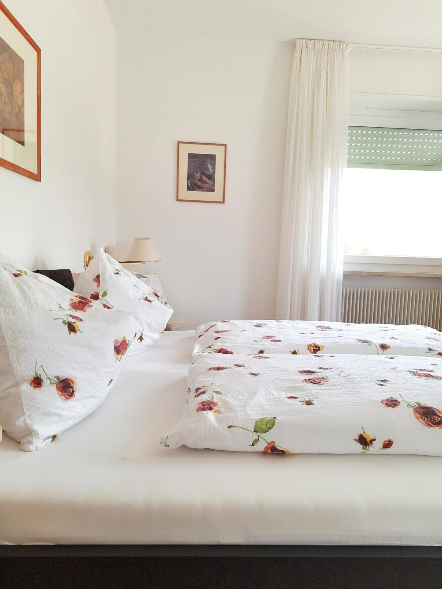 Cafe Rudi Living Bed & Breakfast Parcines Exterior photo